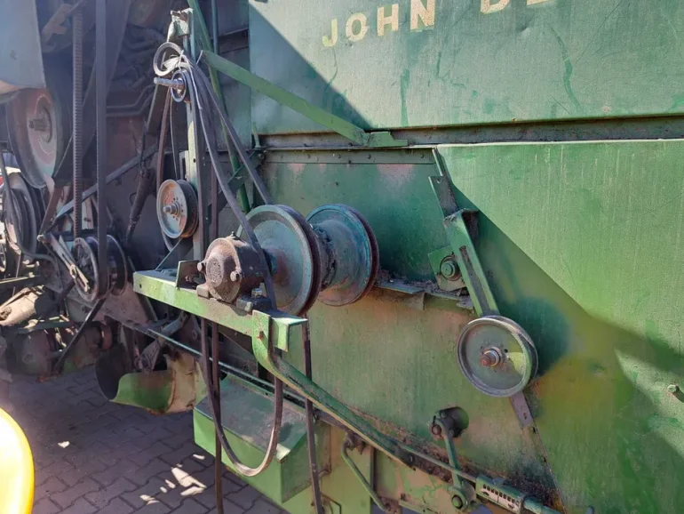 Rozdrabniacz sieczkarnia do kobajnu zbożowego John Deere 330 430