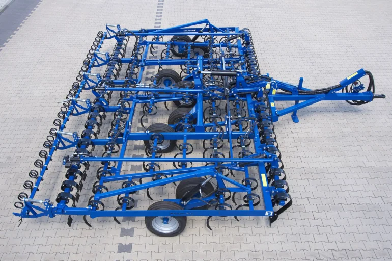 Półzawieszany kultywator przedsiewny