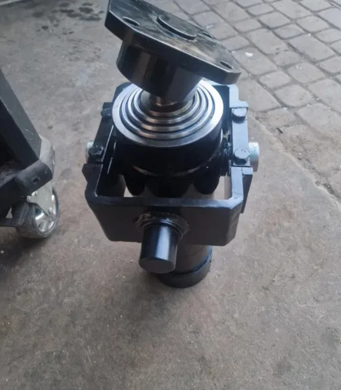 Siłownik hydrauliczny wywrotu przyczepy Pronar Metal Fach Autosan D47