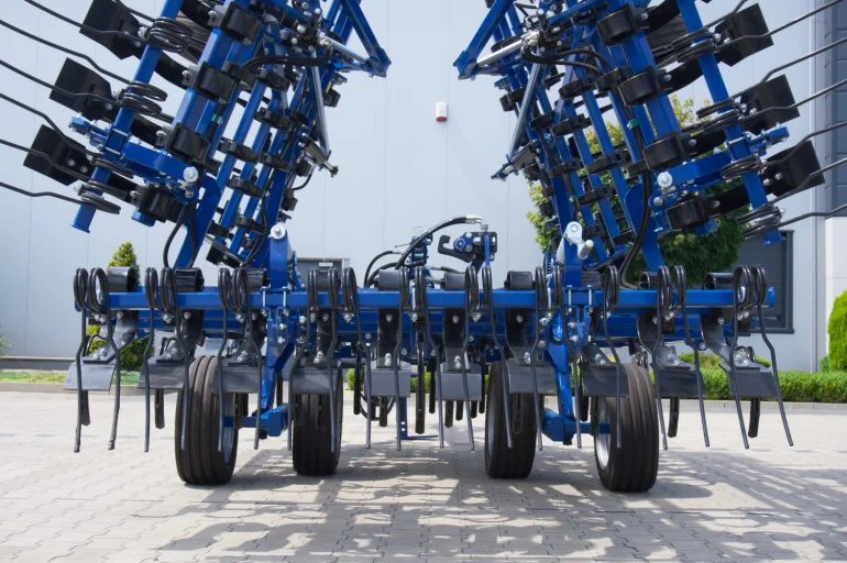 Półzawieszany kultywator przedsiewny