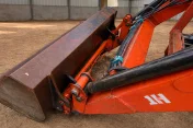 ROLNICZY TRAKTOR Kubota B2530 – ciągnik z ładowaczem czołowym i koparką