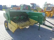 Prasa kostkujaca John Deere 332A.