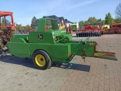 Prasa kostkujaca John Deere 332A.
