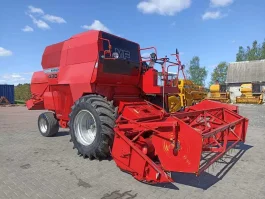 Kombajn zbożowy Massey Ferguson 440.