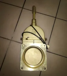 Zasuwa mosiężna 6"