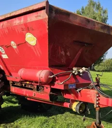 Rozsiewacz wapna bredal 10 ton.