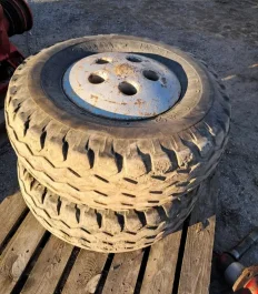 Koła 10.0/80-12 kompletne z felgami z obciążnikami Massey Ferguson 187