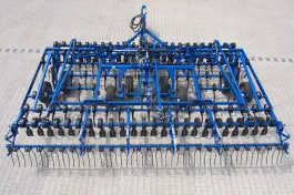 Półzawieszany kultywator przedsiewny