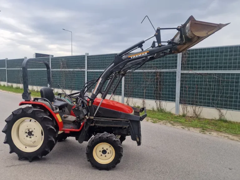 Traktor Japonski Yanmar F250 z ładowaczem czołowym