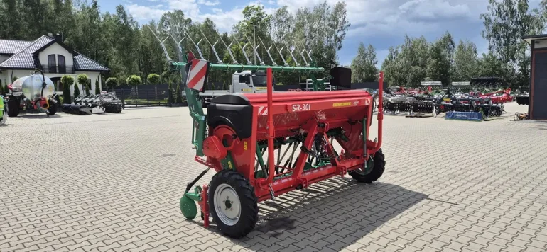 Najnowszy model Siewnik zbożowy SR301 stopkowy talerzowy Agro-Masz SN