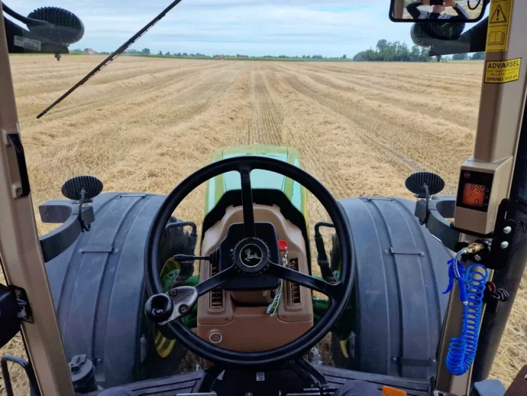Wynajem ciągnika rolniczego John Deere 8520, 305kM