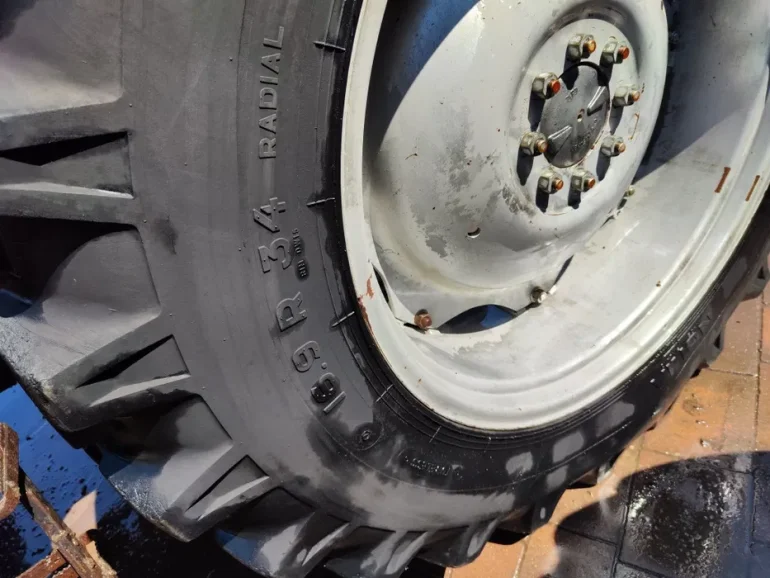 Sprzedam dwie Opony leśne/budowlane Nokian 16.9 r34