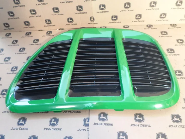 Grill boczny wlotu powietrza w masce ciągnika John Deere AL174451