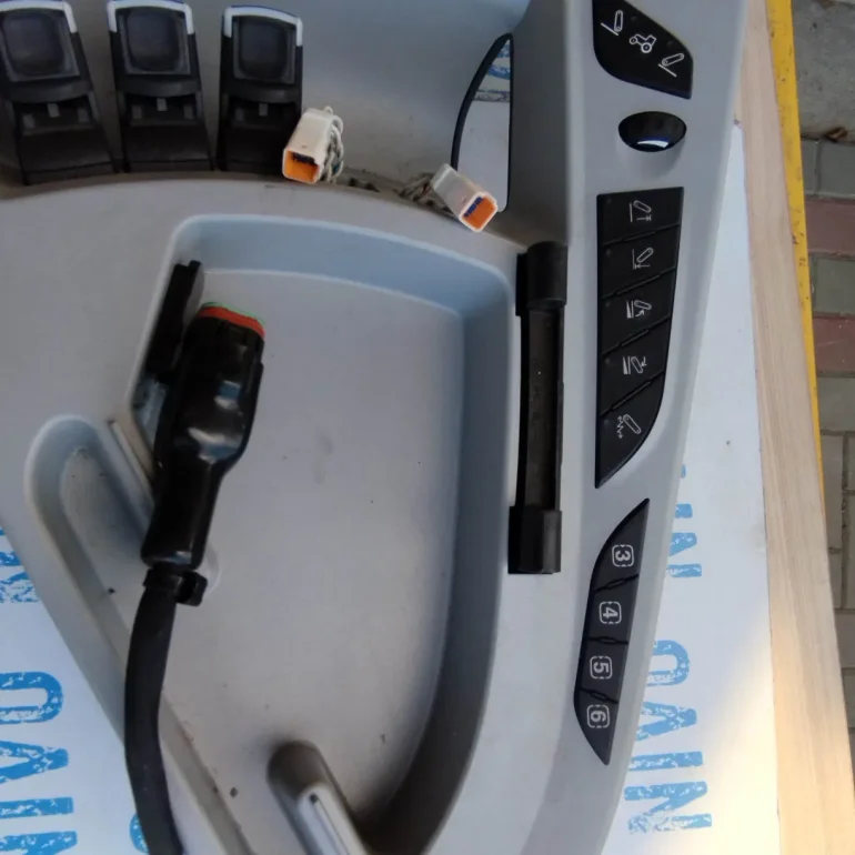 Podlokietnik ciagnik new holland command arm 5168.0425