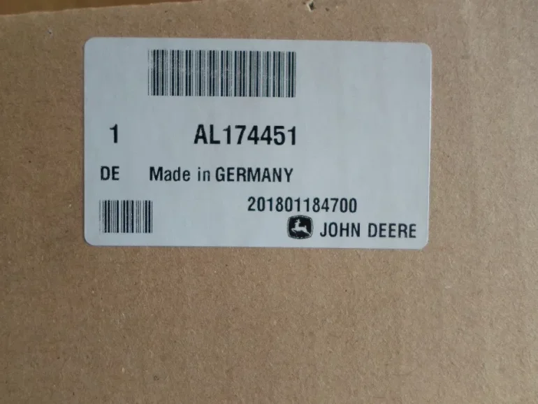 Grill boczny wlotu powietrza w masce ciągnika John Deere AL174451