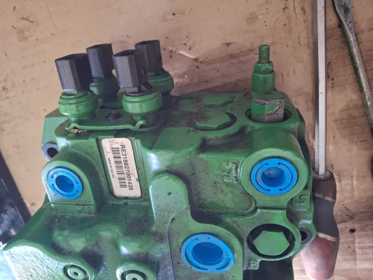 Blok zaworowy John Deere