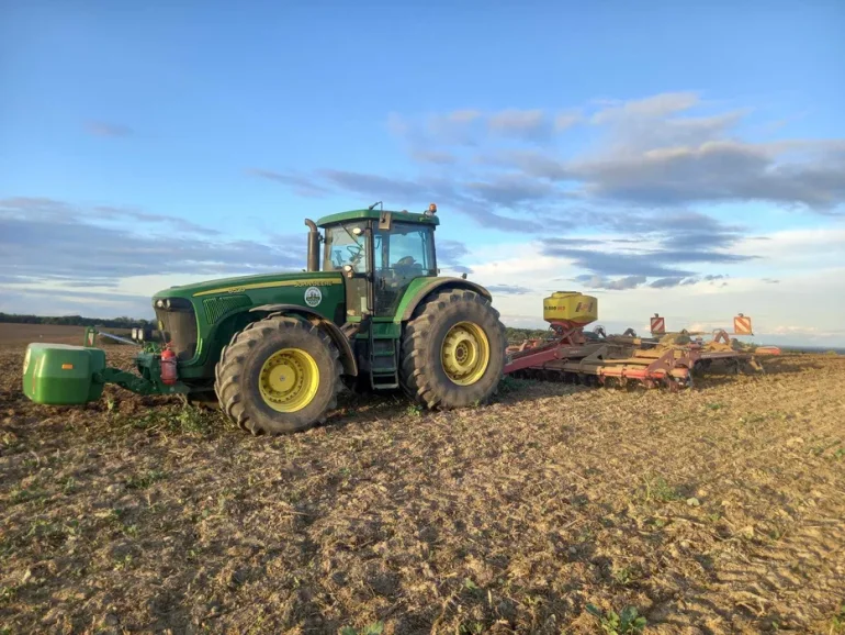 Wynajem ciągnika rolniczego John Deere 8520, 305kM