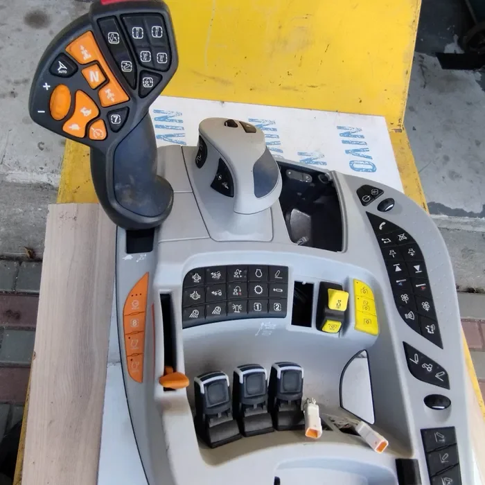 Podlokietnik ciagnik new holland command arm 5168.0425