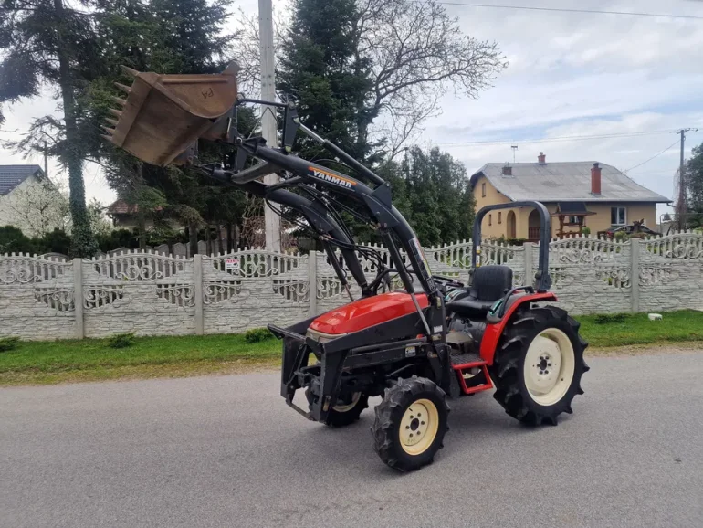 Traktor Japonski Yanmar F250 z ładowaczem czołowym